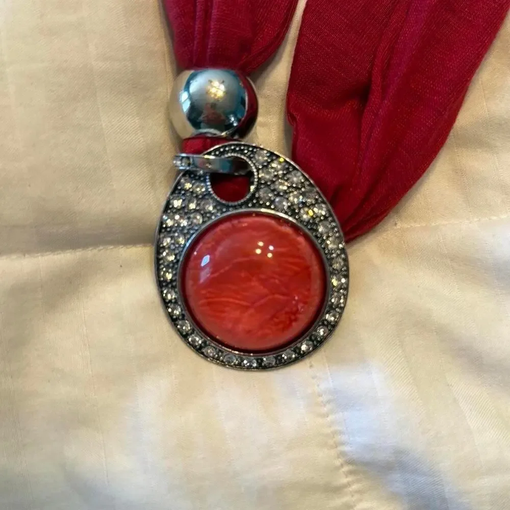 Red and silver scarf with a red pendant - Picture 5 of 9